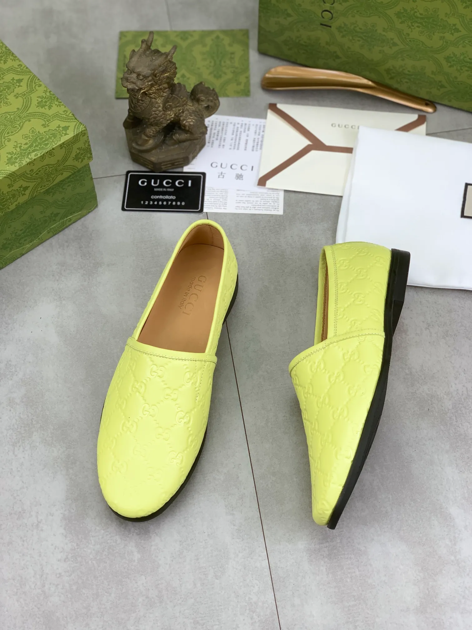 Men's Men's Shoes 💰P500💰【New Style】Water-dyed Niuli Gucci's most popular selection of lazy slip-on leather shoes (Gucci) official website latest Gucci lazy leather shoes, hot style 💥 simple and elegant style, exclusive for trendy men. Unique official website latest brand original double G embossing Elements 👑 Original Gucci decoration, fashionable and elegant, fabric original calfskin ✅ fully imported first-layer cowhide lining, official website designated wear-resistant, rubber business outsole, classic model taken at the counter in real life 🎬38-44 Various colors available